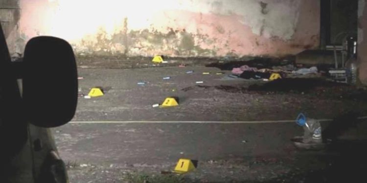 Evlat dehşeti: Babasını tüfekle öldürdü, babaannesini darbetti, konutu ateşe verdi!