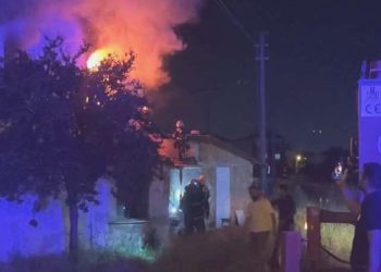 Evvel babasını darbetti sonra meskeni ateşe verdi!