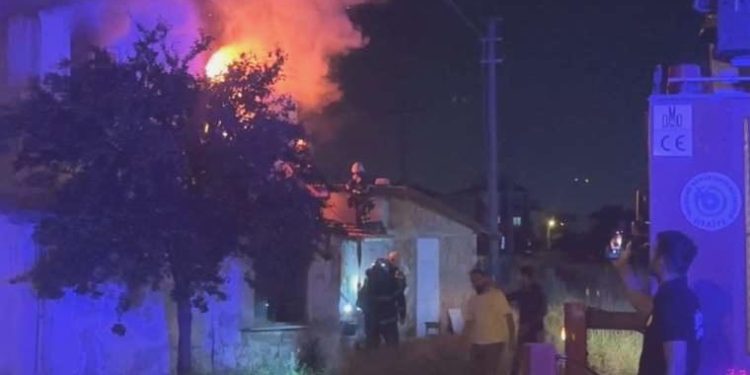 Evvel babasını darbetti sonra meskeni ateşe verdi!