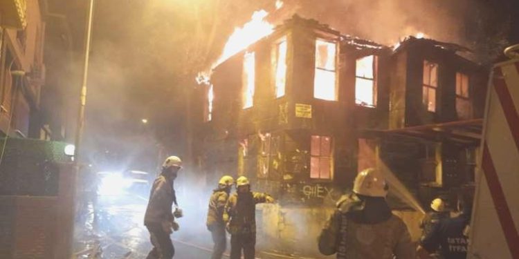 Fatih’te yanan iki katlı ahşap konut küle döndü!