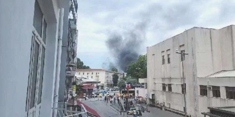 Fatih’te yangın: Dumanlar birçok noktadan görüldü