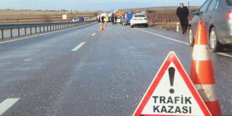 Feci kaza… İki araba çarpıştı: 3’ü çocuk 12 kişi yaralandı!