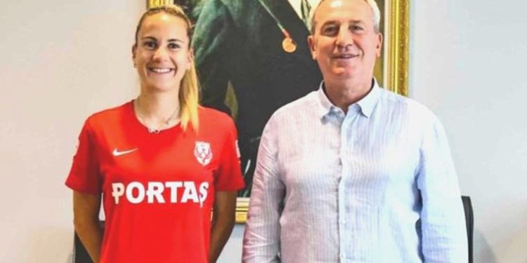 FOMGET Karadağlı futbolcu Sladjana Bulatovic’i transfer etti