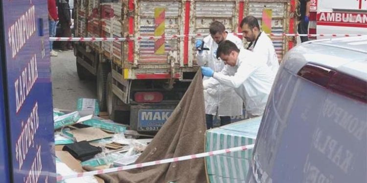 Forkliftten devrilen paletlerin altında kalan çocuk hayatını kaybetti!