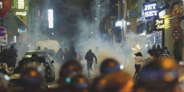 Fransa’da belediye liderlerinden şiddet aykırısı mitingler