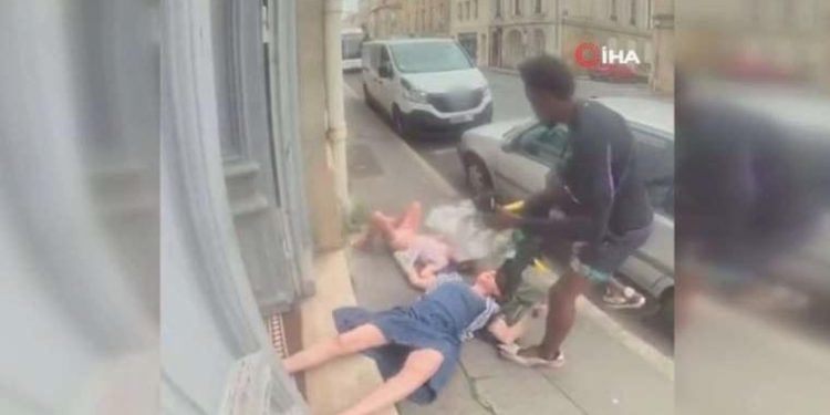 Fransa’da bir mülteci yaşlı bayanı saçından sürükledi, torununu kaçırmaya çalıştı