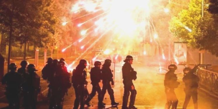 Fransa’da maskeli göstericiler polislere havai fişeklerle saldırdı