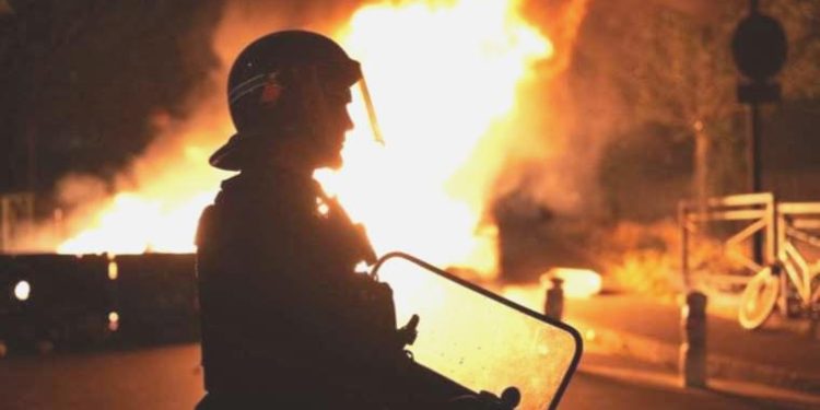 Fransa’da öfke büyüyor: Banliyöler çabayı bırakmayacak