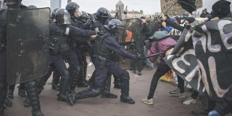 Fransa’da olaylı protestoların 5. gecesinde 121 kişi gözaltına alındı