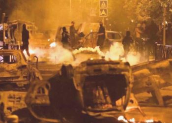 Fransa’da protestolar büyüyor: Tutuklu polis öldürdüğü gencin ailesinden özür diledi, en az 100 kişi gözaltına alındı