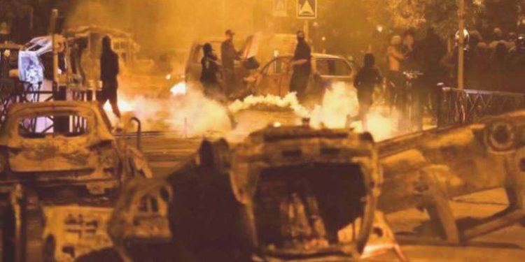 Fransa’da protestolar büyüyor: Tutuklu polis öldürdüğü gencin ailesinden özür diledi, en az 100 kişi gözaltına alındı