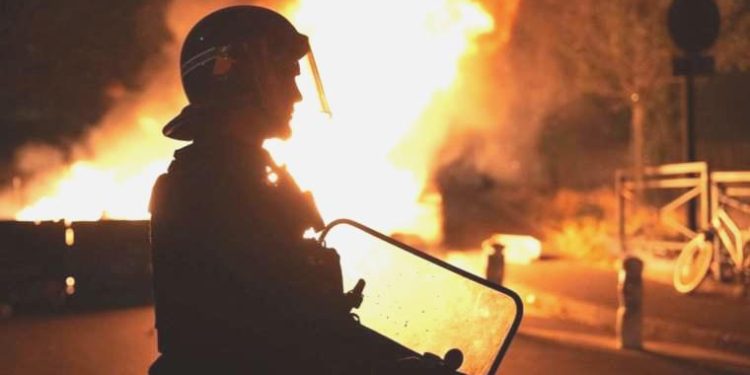 Fransa’da sakinleri uyurken apartmanı ateşe verdiler!