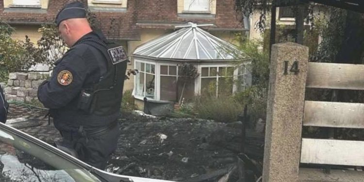 Fransa’daki olaylarda Belediye Lideri’nin konutu yanan araçla gaye alındı