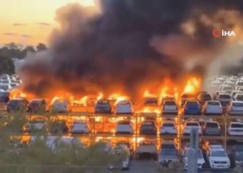 Fransa’daki protestolarda otopark yaktılar
