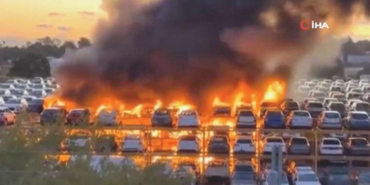 Fransa’daki protestolarda otopark yaktılar