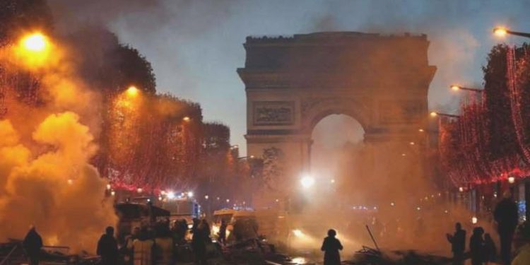 Fransız polisi Paris’teki Şanzelize Caddesi’ni tahliye etti