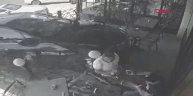 Fren yerine gaza basınca pastaneye daldı, müşterileri teğet geçti