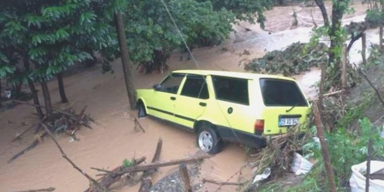 Giresun’da sel: Konut ve işyerleri su altında kaldı