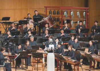 Güney Kore’de bir robot, orkestra şefi olarak sahnede yer aldı