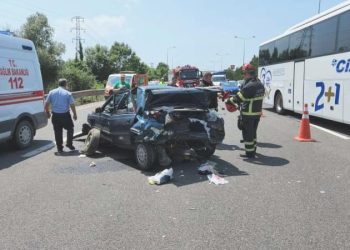 Hafif ticari araç, arabaya çarptı: 4’ü çocuk 9 yaralı