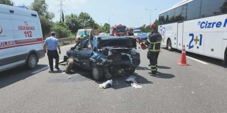 Hafif ticari araç, arabaya çarptı: 4’ü çocuk 9 yaralı