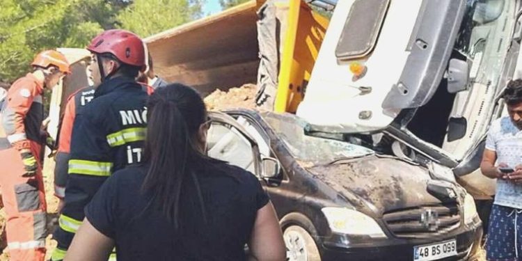 Hafriyat kamyonunun üzerine devrildiği VIP minibüsteki iş insanı hayatını kaybetti