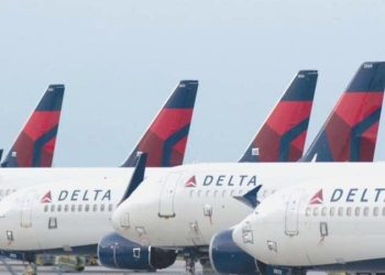 Havaalanı işçisi uçak motoruna kapıldıktan sonra öldü