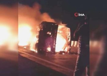 Hindistan’da devrilen otobüs alev aldı: 25 meyyit, 8 yaralı