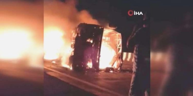Hindistan’da devrilen otobüs alev aldı: 25 meyyit, 8 yaralı