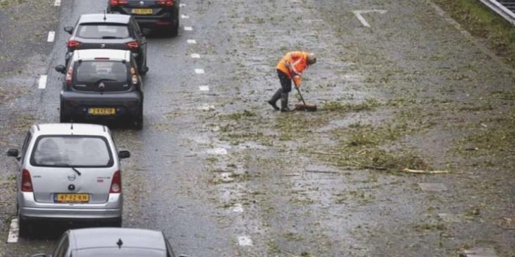 Hollanda’yı fırtına vurdu: 1 kişi öldü