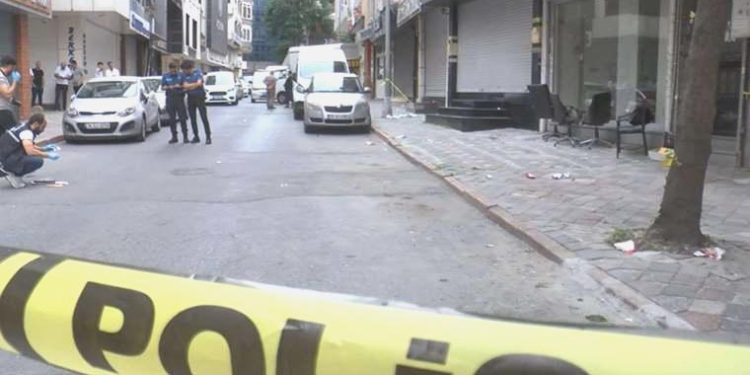 Husumetli iki küme yolda karşılaştı: Zeytinburnu’nda silahlı çatışma!