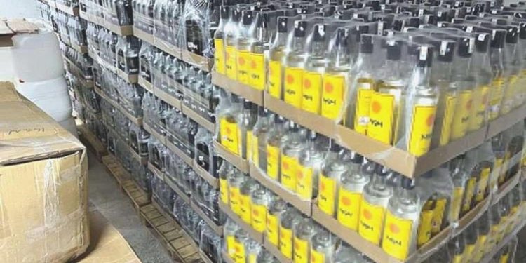 İmalathaneye baskın yapıldı: 26 bin 300 şişe geçersiz içki ele geçirildi