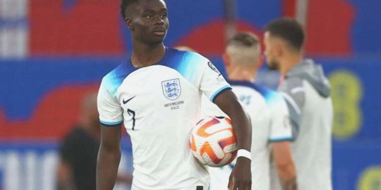 İngiliz futbolcu Bukayo Saka’dan depremzedelere takviye