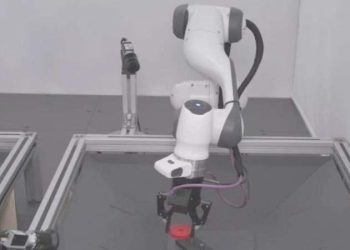 İnsan kontrolsüz kendi kendini eğitebilen robot geliştirildi