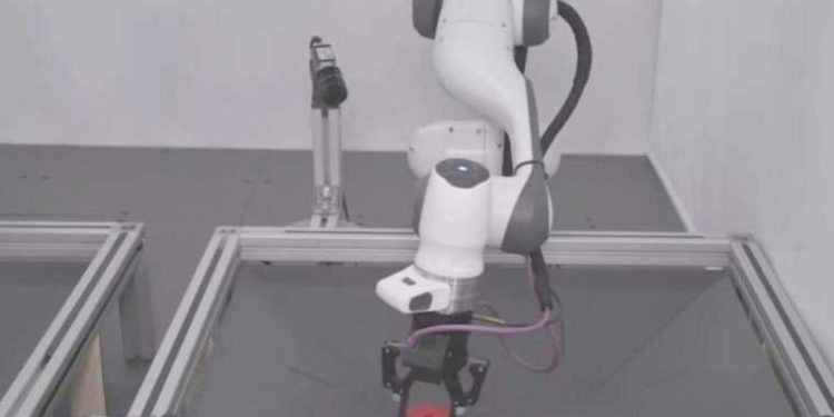 İnsan kontrolsüz kendi kendini eğitebilen robot geliştirildi