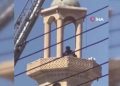 İntihar için çıktığı minareden dövülerek indirildi