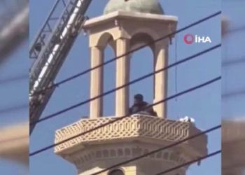 İntihar için çıktığı minareden dövülerek indirildi
