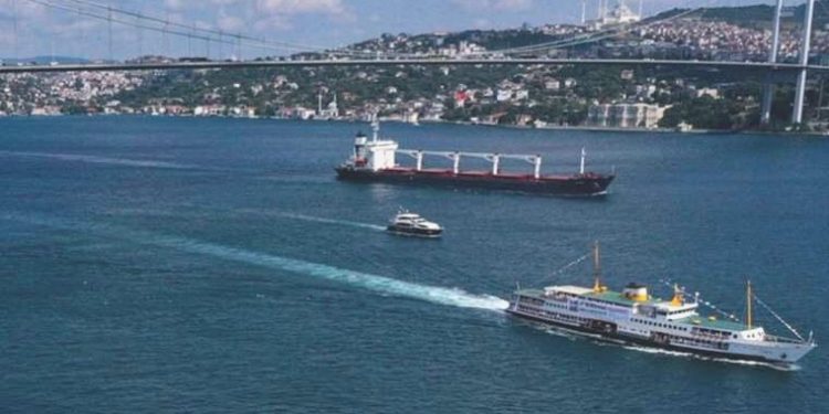İstanbul Boğazı’nda gemi trafiği çift istikametli durduruldu!