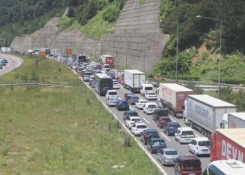 İstanbul istikameti ulaşıma kapandı! Anadolu Otoyolu’nda 3 farklı noktada zincirleme kaza…