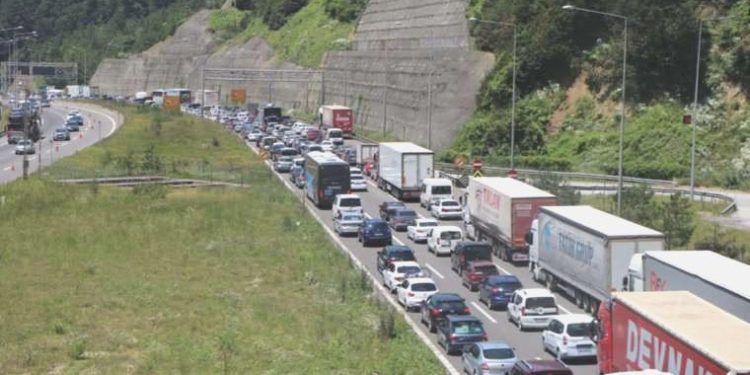 İstanbul istikameti ulaşıma kapandı! Anadolu Otoyolu’nda 3 farklı noktada zincirleme kaza…