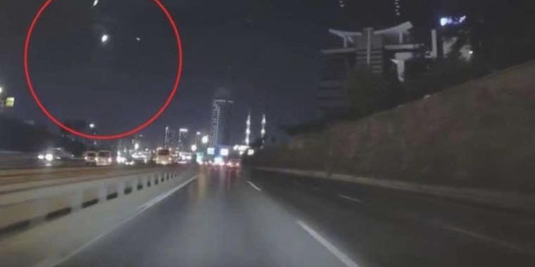 İstanbul semalarında tanımlanamayan cisim kameraya yansıdı
