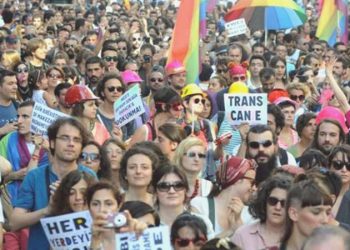 İstanbul’da düzenlenen onur yürüyüşünde 113 kişi gözaltına alındı