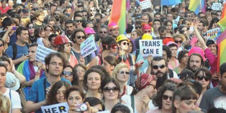 İstanbul’da düzenlenen onur yürüyüşünde 113 kişi gözaltına alındı