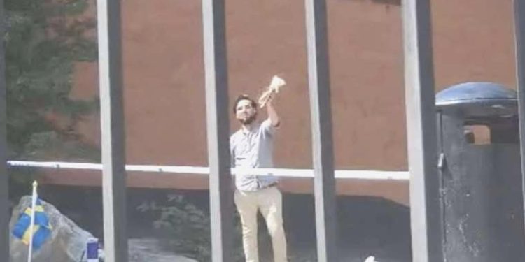 İsveç’te Kurban Bayramı’nda cami önünde Kuran yakıldı