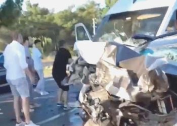 İzmir’de karşı şeride geçen araba, yolcu minibüsüyle çarpıştı: 4 meyyit, 21 yaralı