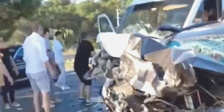 İzmir’de karşı şeride geçen araba, yolcu minibüsüyle çarpıştı: 4 meyyit, 21 yaralı