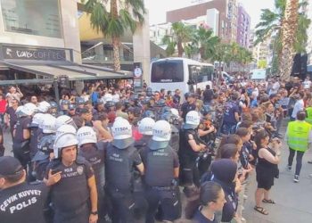 İzmir’de Onur Yürüyüşü’ne polis müdahalesi: Çok sayıda gözaltı