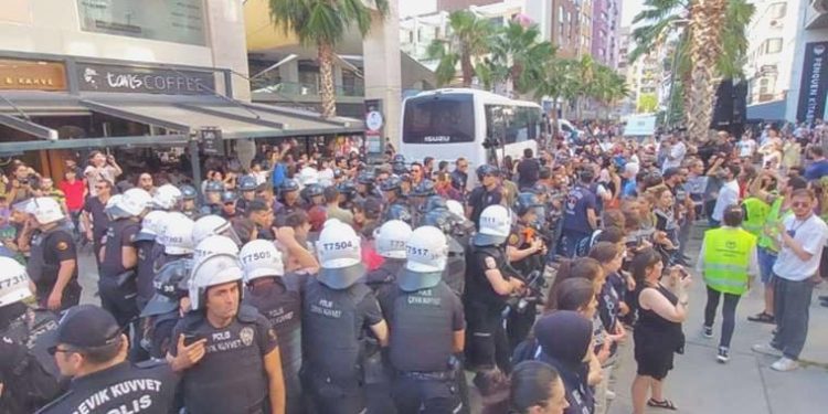 İzmir’de Onur Yürüyüşü’ne polis müdahalesi: Çok sayıda gözaltı