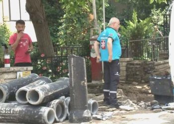 Kadıköy’de doğalgaz borusu patladı, sigarayla başında bekledi
