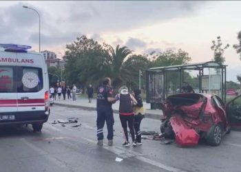 Kadıköy’de spor yapmak için duran şoförün arabasına çarptı: 2 yaralı
